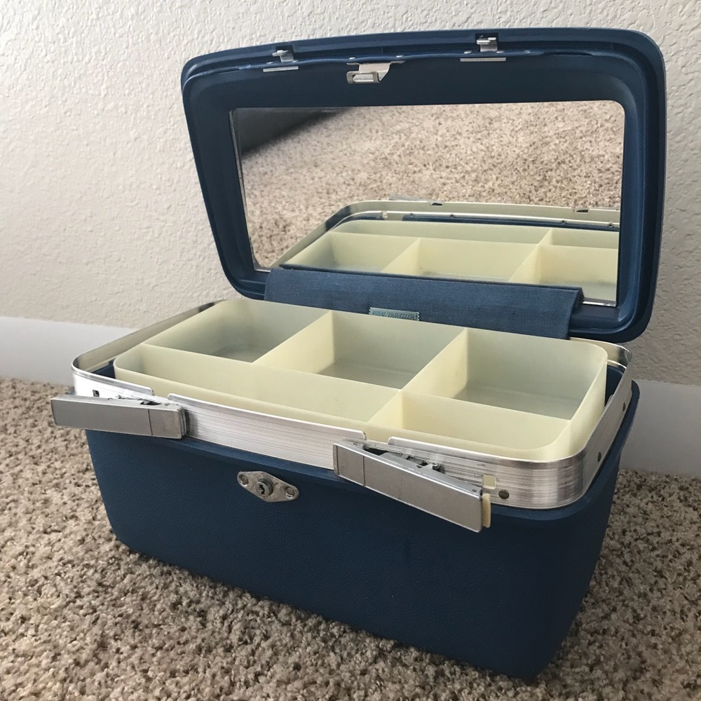 Royal Traveller (key) carry-on train case luggage
